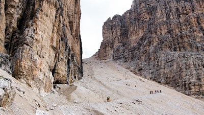 Der steile Anstieg auf die Pordoischarte