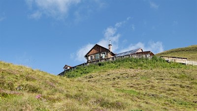 Die einladende Bonner Hütte zur Füßen des Toblacher Pfannhorn