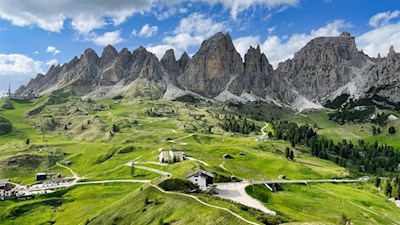 Ausblick auf das Grödner Joch und die dahinter aufragenden Cirspitzen