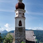 Um die Dorfkirche in Obertelfes finden sich einige Parkmöglichkeiten