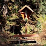 Wegkreuz mit Rastbank