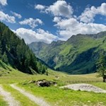 Hinter der Bergalm setzt sich die Wanderung zur nahen Ontrattalm fort