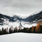 Neben der Knappenkirche St. Magdalena entfaltet sich ein malerischer Ausblick