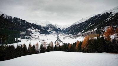 Neben der Knappenkirche St. Magdalena entfaltet sich ein malerischer Ausblick