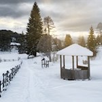 Durch die winterlich verschneite Landschaft zum Karersee