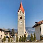 Die spätgotische Dorfkirche in Spinges