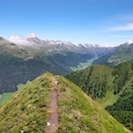 Über einen schmalen Graskamm auf die Blauspitze
