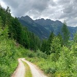 Der Anstieg zum Wengsee folgt teils breiten Wegen