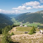 Rückwärtsgewandter-Blick-auf-die-Uwaldalm-während-des-Anstiegs-auf-das-Hochkreuz