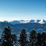 Fernblick auf die schneebedeckte Schalderer Bergwelt 