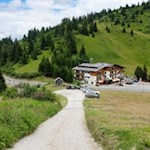 Rückwärtsgewandter Blick auf den Parkplatz neben dem Hotel Monte Cherz