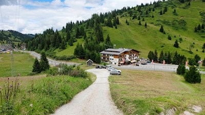 Rückwärtsgewandter Blick auf den Parkplatz neben dem Hotel Monte Cherz