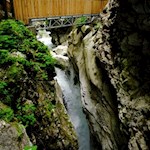 In stäubenden Sprüngen bahnt sich der Ratschinger Bach seinen Weg durch die enge Schlucht