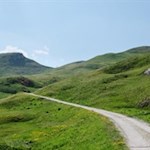 Von der Ciampcios Hütte steigt der Weg durch sanft gewellte Almwiesen zur Medalgeshütte an