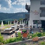 Die einladende Panoramaterrasse der Stadlalm