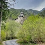 Von Schloss Neuhaus führt ein Sträßchen zurück nach Gais