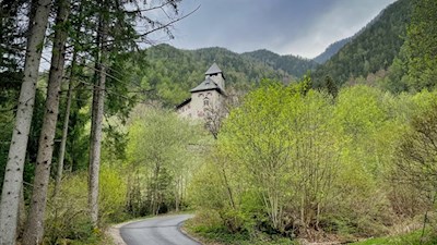 Von Schloss Neuhaus führt ein Sträßchen zurück nach Gais