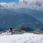 Rückwärtsgewandter Blick auf die inzwischen tiefer liegende Schwarzensteinhütte