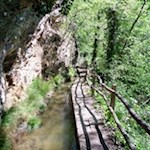 Eng an den Felsen geschmiegt bahnt sich der Maiser Waalweg seinen Weg 