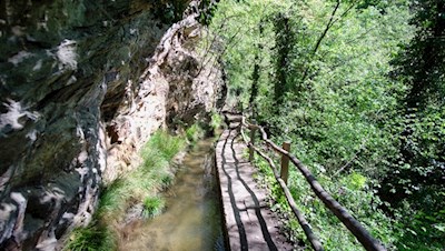 Eng an den Felsen geschmiegt bahnt sich der Maiser Waalweg seinen Weg 