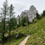 Mit Blick auf den Averau zur Scoiattoli Hütte