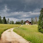 Inmitten-schöner-Wiesen-lädt-die-Heinzenalm-zur-Einkehr