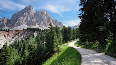 Mit Blick auf den Peitlerkofel zur Munt de Fornella