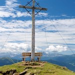 Das schlichte Gipfelkreuz des Schönbichl