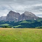 Etwas oberhalb der Gostner Schwaige öffnen sich schöne Ausblicke auf die Langkofelgruppe