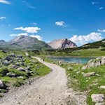 Il pittoresco lago di Limo si presenta sotto il passo Limo