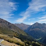 Die Jaufenpassstraße mit der Jaufenspitze im Hintergrund