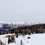 Im Hintergrund erhebt sich der Pares