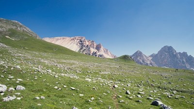 Auf dem Weg Nr. 13 nähern wir uns zusehends den Felswänden der Antoniusspitze