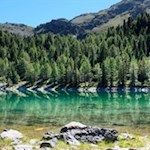 Am von Felsen, Bäumen und Wiesen umrahmten Schrüttensee