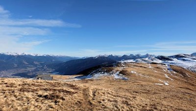 Auf dem Astjoch schweift der Blick zurück in Richtung Ellener und Hörschwanger Kreuz