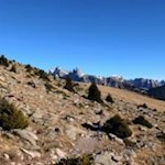 Der Weg Nr. 31 unterhalb des Gipfelkreuzes der Außerraschötz verläuft nahezu eben