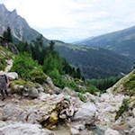 Der Wanderweg quert einen kleinen Gebirgsbach