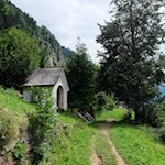Hinter dem Staudamm führt ein breiter Weg nach Moos in Passeier