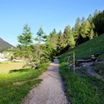 Auf der eben verlaufenden Oberen Erzstraße 
