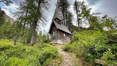 Die kleine Kapelle des Soldatenfriedhofs Valparola
