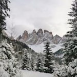 Ausblick auf die schneebedeckten Geislerspitzen