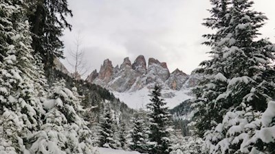 Ausblick auf die schneebedeckten Geislerspitzen