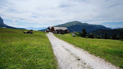 Wenige Meter weiter lädt auch die Hütte Sot Pütia zu Tisch