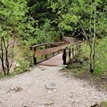Eine Brücke führt über den rauschenden Weißenbach