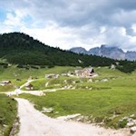 Das Almdorf Fodara Vedla liegt in einer berückenden Berglandschaft