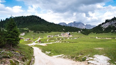 Das Almdorf Fodara Vedla liegt in einer berückenden Berglandschaft