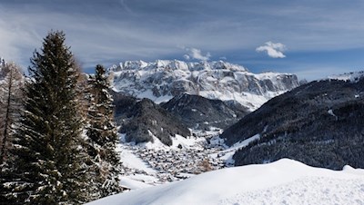 Wolkenstein mit dem Sellastock im Hintergrund