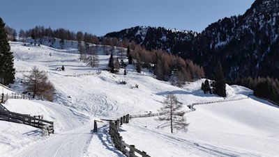 Sanft schlängelt sich der Weg durch die bezaubernde Winterlandschaft zur Getrumalm