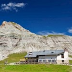 Puezhütte mit dem Puezkofel im Hintergrund