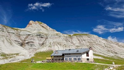 Puezhütte mit dem Puezkofel im Hintergrund